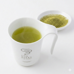 花粉症や健康に効果が期待されるべにふうき　お茶の粉末と抽出した写真